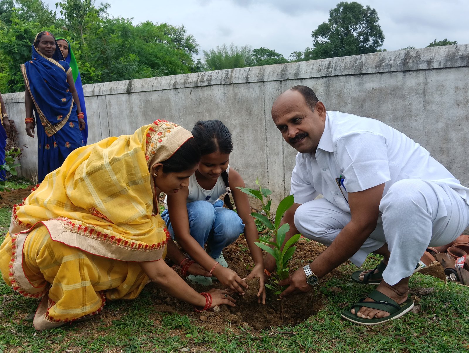 जिला पंचायत अध्यक्ष किरण वैष्णव की बिटिया मानसी वैष्णव ने लगाया एक पेड़ मां के नाम 