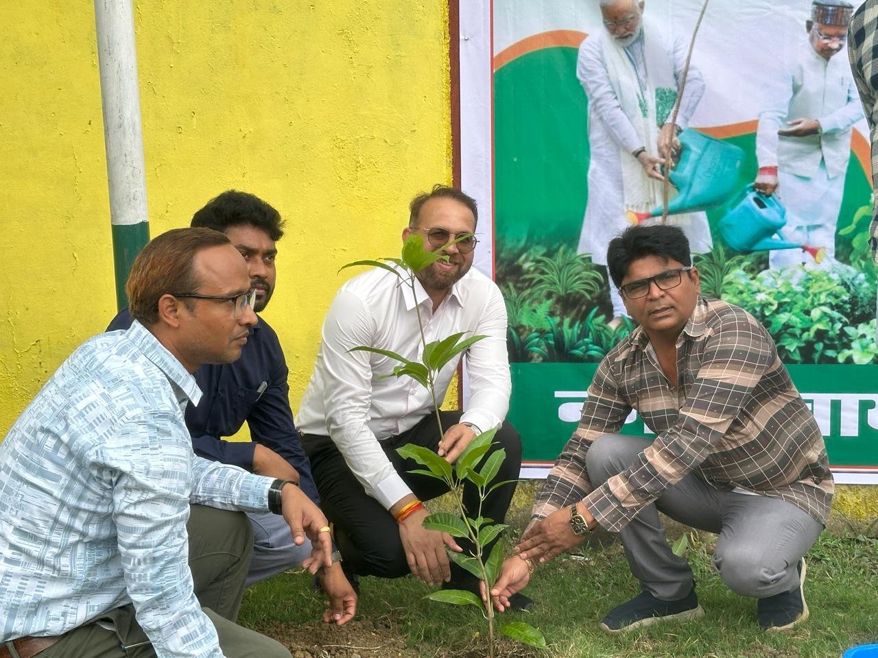 कलेक्टर सर्वेश्वर नरेन्द्र भुरे एवं नगर अध्यक्ष अजय पटेल ने ‘‘एक पेड़ मां के नाम‘‘ अभियान का किया शुभारंभ