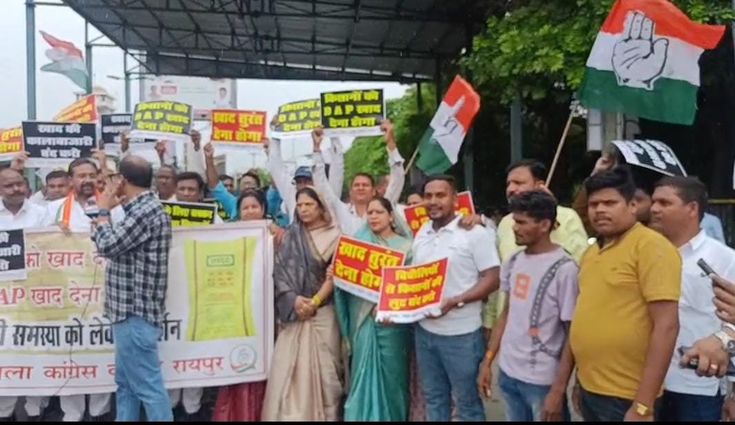 खरीफ सीजन में डीएपी खाद की किल्लत पर कांग्रेस का अनोखा प्रदर्शन, ठेले पर निकाली खाद रैली, कलेक्टर को सौंपा ज्ञापन
