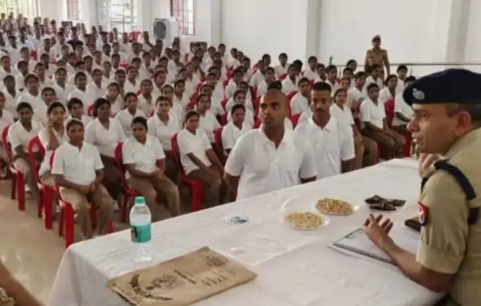 उत्तर प्रदेश महराजगंज सोशल मीडिया के उपयोग को लेकर नई गाइडलाइन जारी