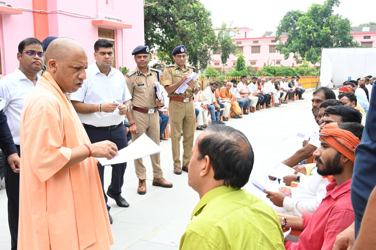 उत्तर प्रदेश गोरखपुर में आज सुबह गोरखनाथ मंदिर परिसर में आयोजित जनता दर्शन में आए लोगों से मिलकर उनकी समस्याओं को गंभीरतापूर्वक सुना