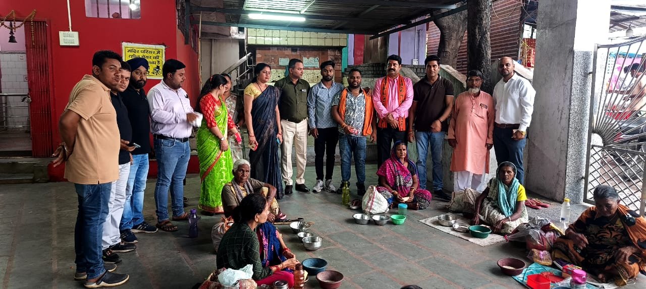 भाजपा कार्यकर्ताओं ने वृद्धाश्रम में मिठाई बांटकर सरोज दीदी को दी जन्मदिवस की शुभकामनाएं