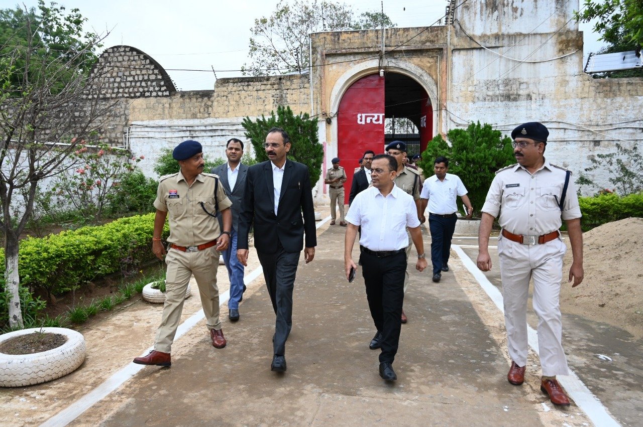 प्रधान जिला न्यायाधीश, कलेक्टर व पुलिस अधीक्षक ने किया जिला जेल का औचक निरीक्षण