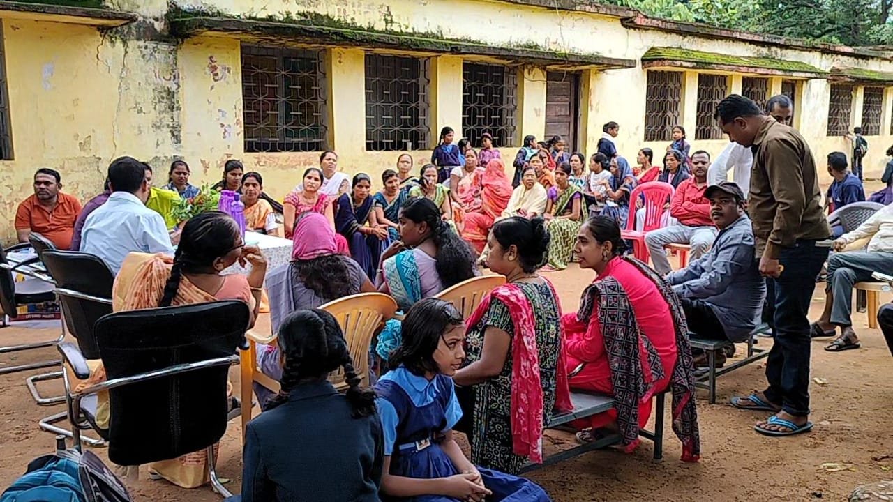 इंग्लिश मीडियम स्कूल ब्लॉक कॉलोनी की हालत जर्जर, शिक्षकों की भारी कमी – पालकों ने प्रशासन से की तत्काल कार्रवाई की मांग