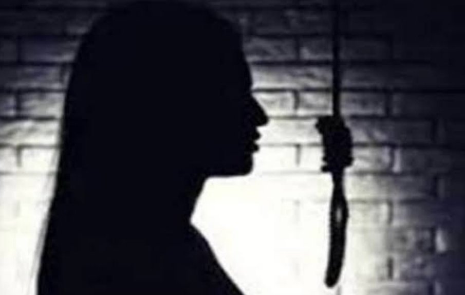 उत्तर प्रदेश महराजगंज जनपद के कोल्हुई कस्बे में एक विवाहिता का शव उसके कमरे में दुपट्टे से फंदे पर लटकता मिला