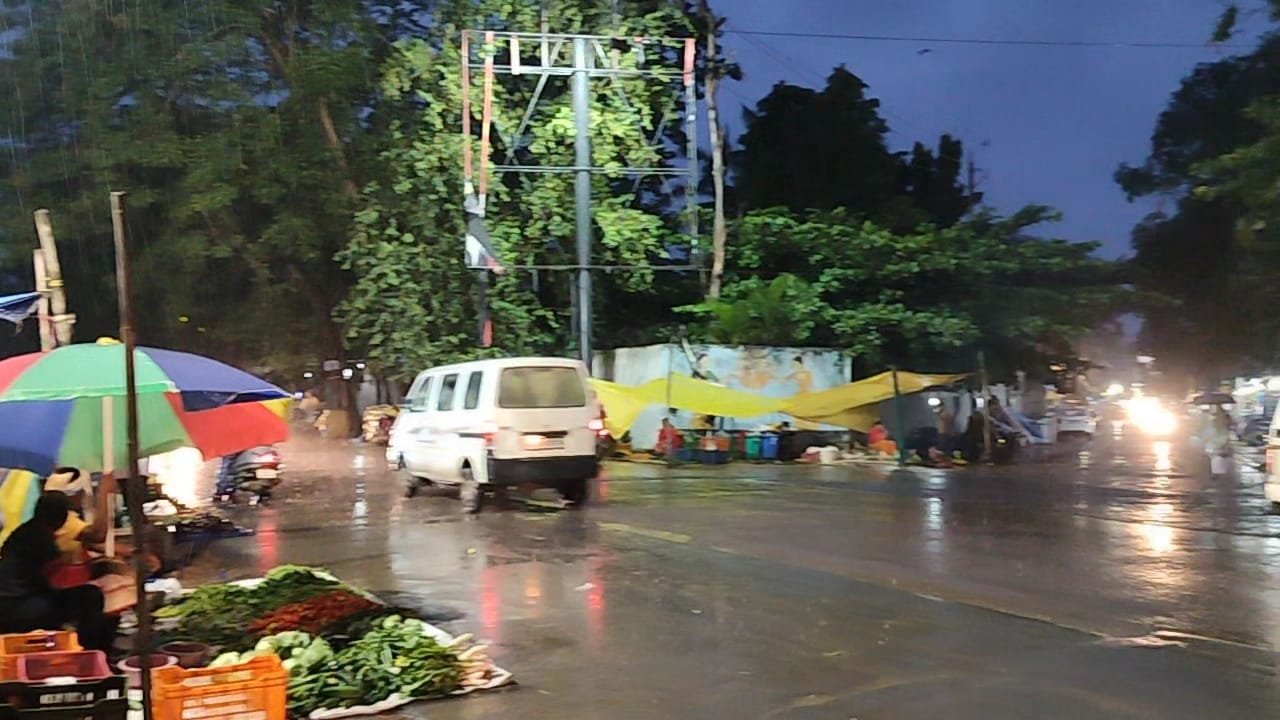 कोंडागांव में 24 घंटे से हो रही बारिश से शहरी जनजीवन हुआ अस्त-व्यस्त, व्यापारियों को हो रहा भारी नुकसान