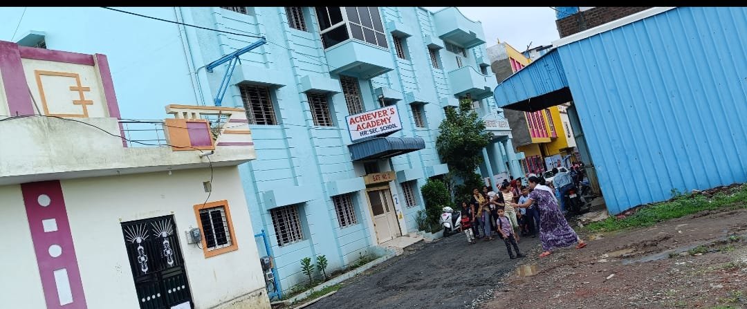 निजी स्कूल में बिजली मीटर बना जान का खतरा, बच्चों की सुरक्षा से बेखबर प्रबंधन