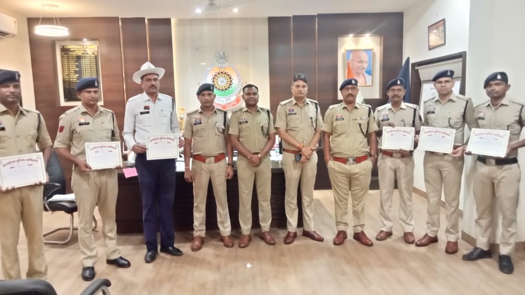 जिले के उत्कृष्ट कार्य करने वाले पुलिस कर्मियों को पुलिस अधीक्षक द्वारा प्रशस्ति पत्र देकर किया गया सम्मानित