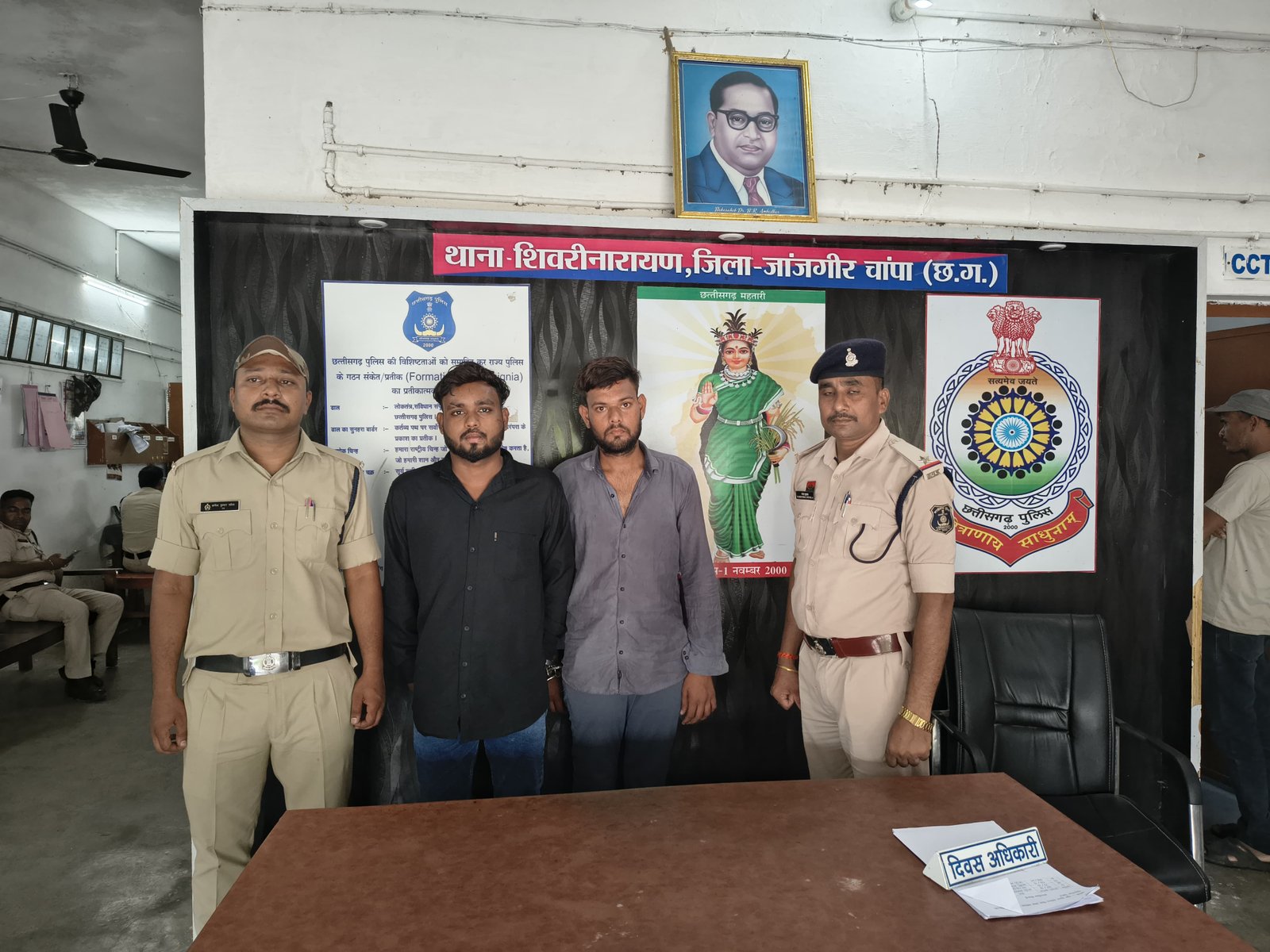 शराब पीने के लिए पैसा मांगने व नही देने पर अश्लील गाली गलौच कर मारपीट करने वाला 02 आदतन बदमाश गिरफ्तार