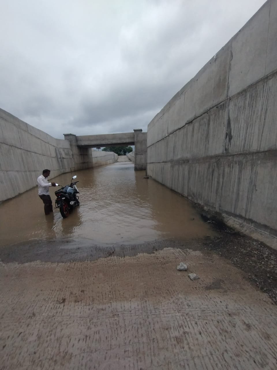 लाखों खर्च फिर भी अधूरी योजना रेलवे अंडरपास बने जोखिम का रास्ता