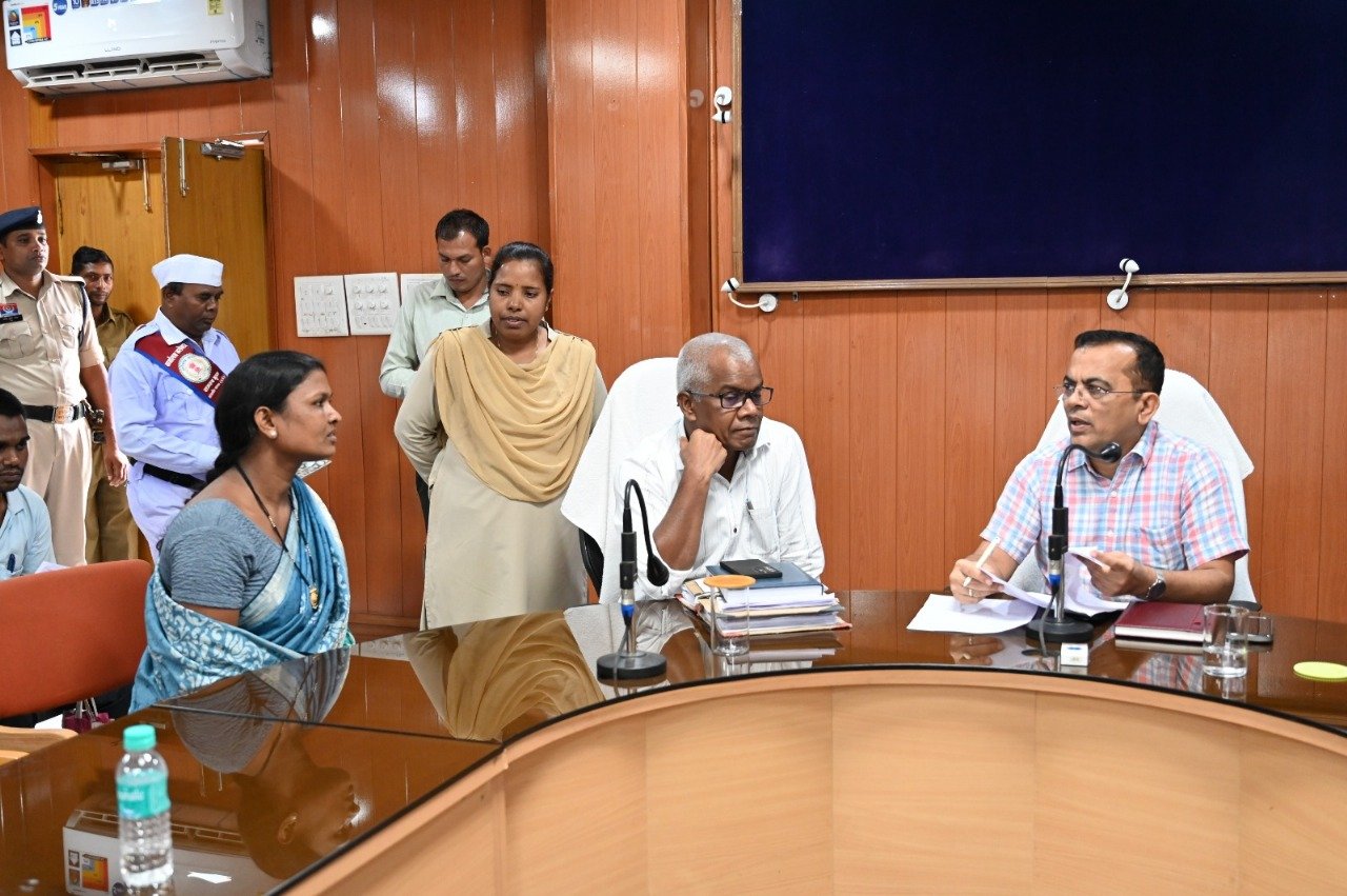 कलेक्टर जन्मेजय महोबे ने जनदर्शन में सुनी आमजनों की मांग एवं समस्याएं...