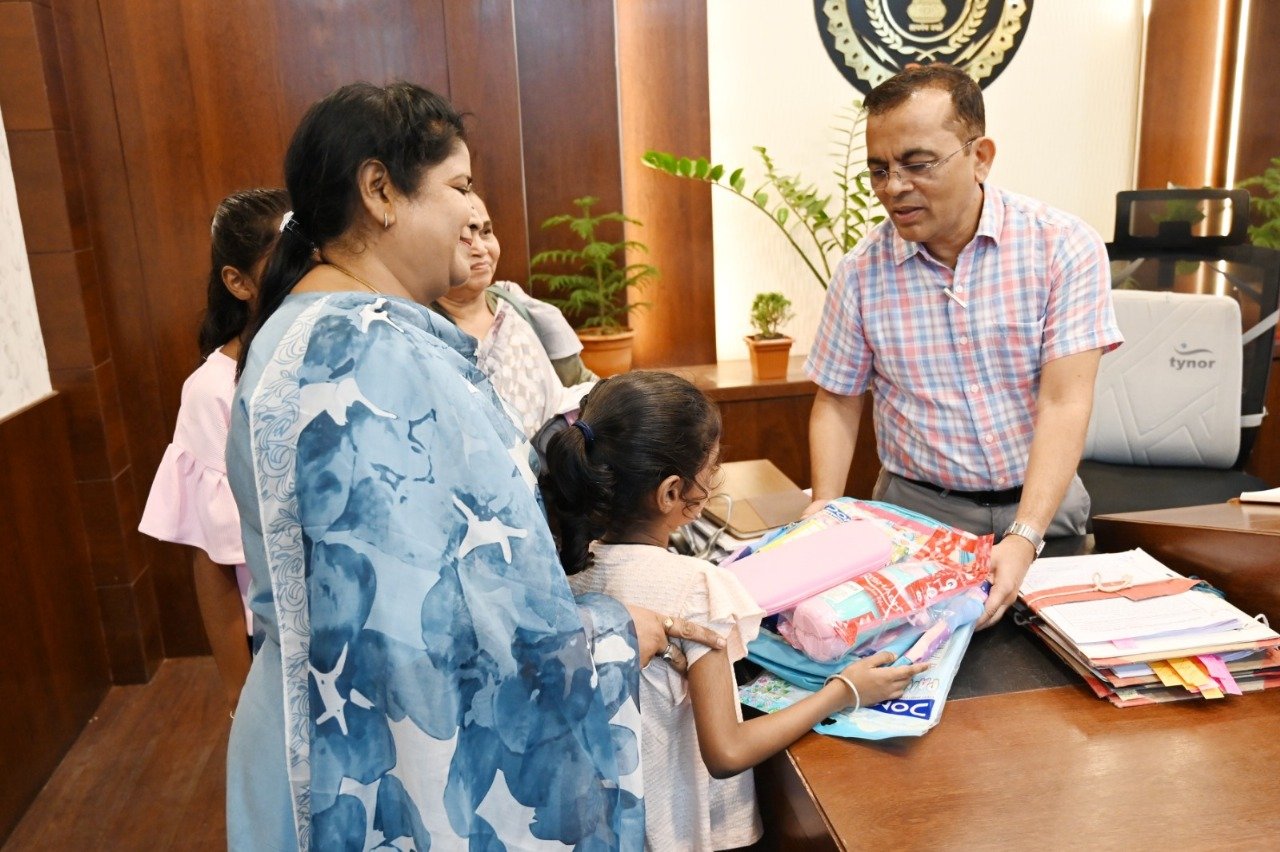 प्रधानमंत्री केयर फॉर चिल्ड्रन योजना के लाभान्वित बच्चें कलेक्टर से मिलकर हुए उत्साहित