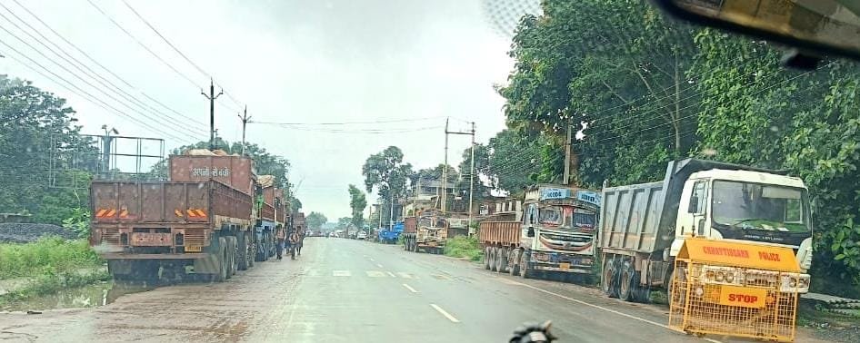 कोंडागांव में ट्रकों की अवैध पार्किंग से बढ़ा हादसों का खतरा, स्कूली बच्चों की सुरक्षा दांव पर