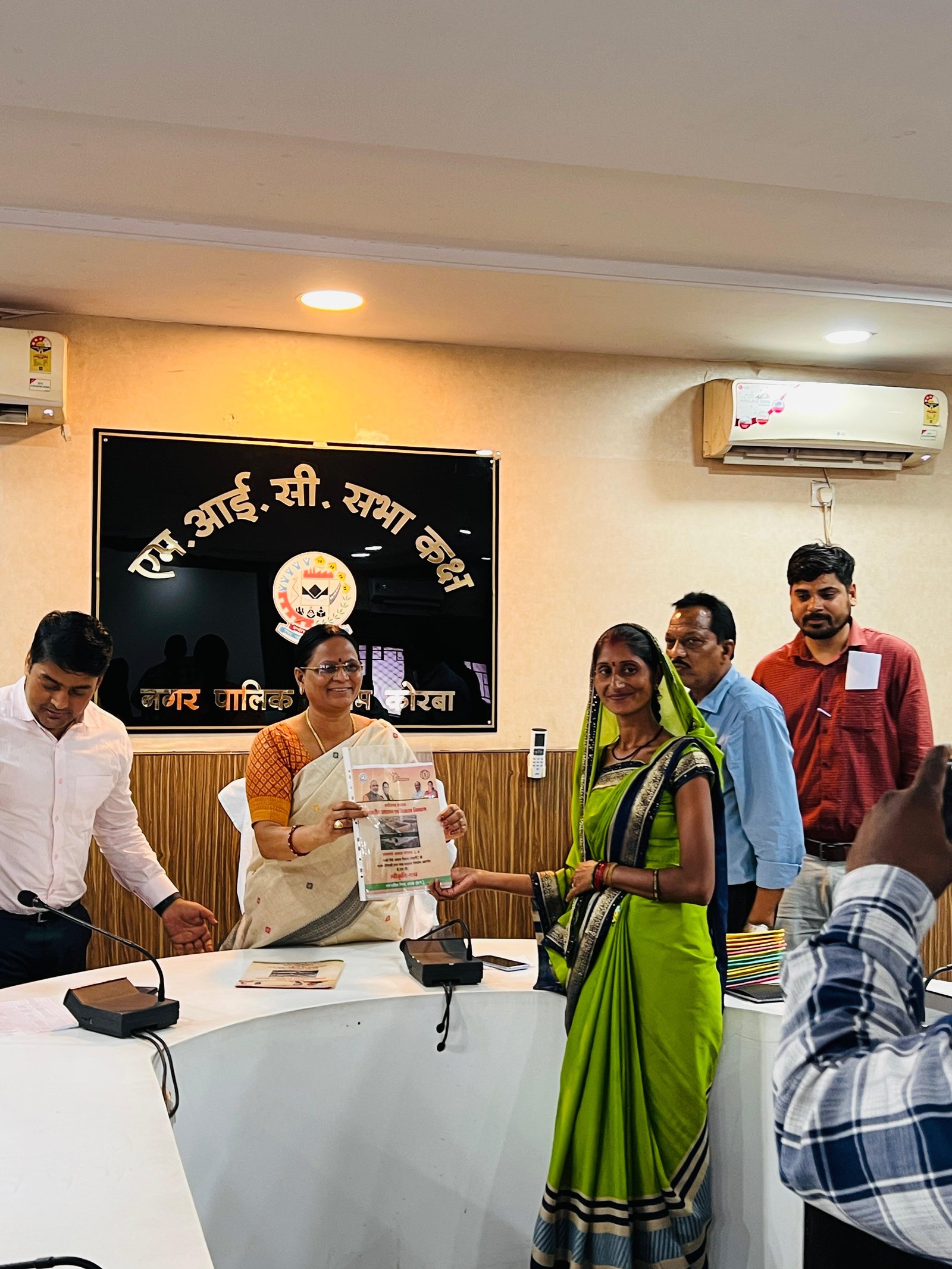 33 परिवारों को मिला पक्के घर का तोहफ़ा, महापौर ने बांटे स्वीकृति व भवन अनुज्ञा पत्र