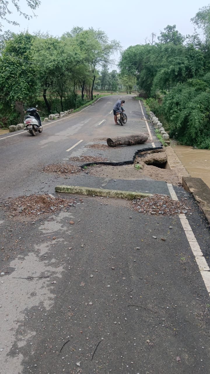 हालेकोसा मगरधोखरा मार्ग पर पुलिया के ऊपर बना जानलेवा गड्ढ़ा 