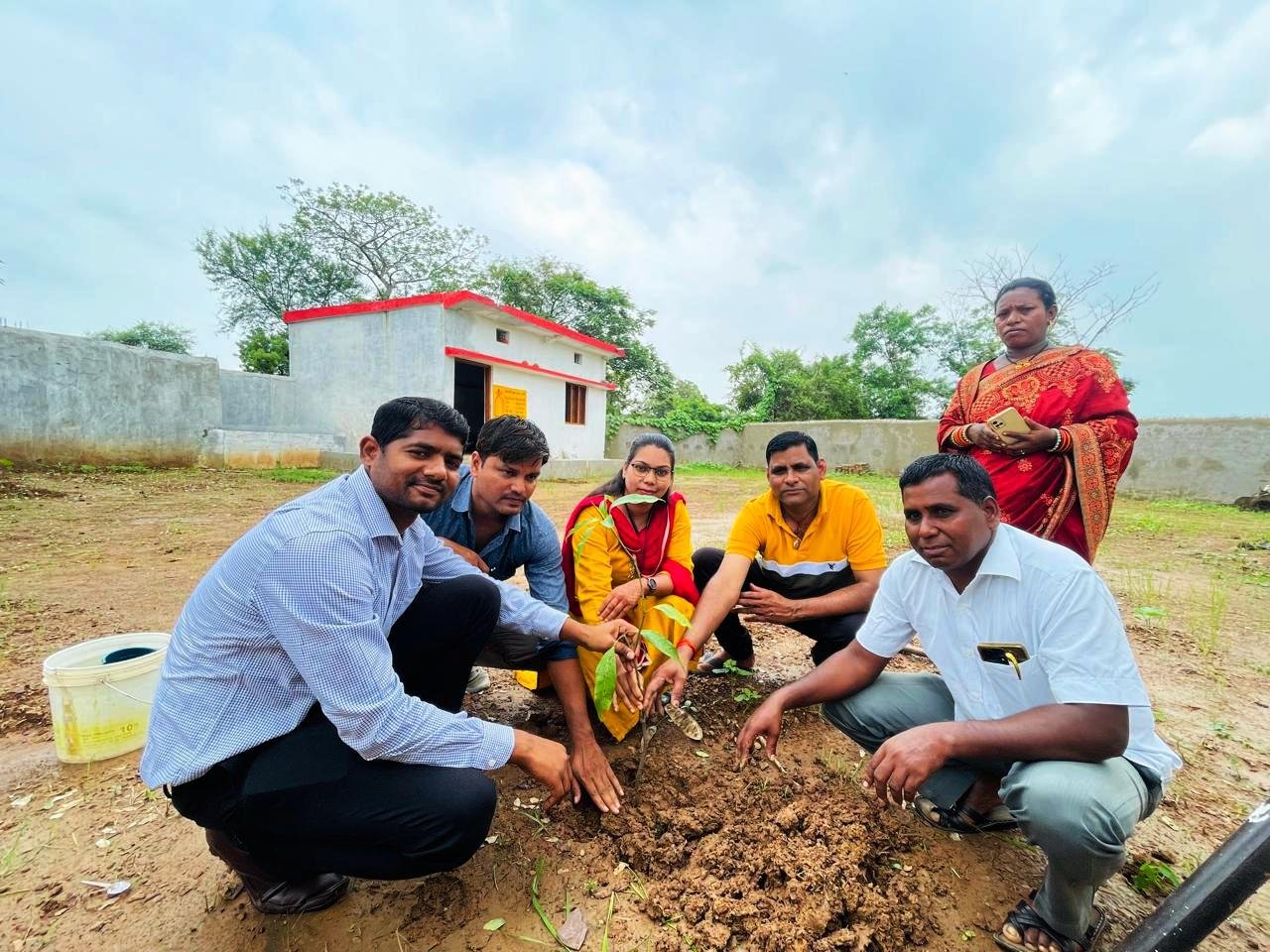 एक पेड़ मां के नाम अभियान: पीएम आवास योजना हितग्राहियों के घरों के सामने वृक्षारोपण