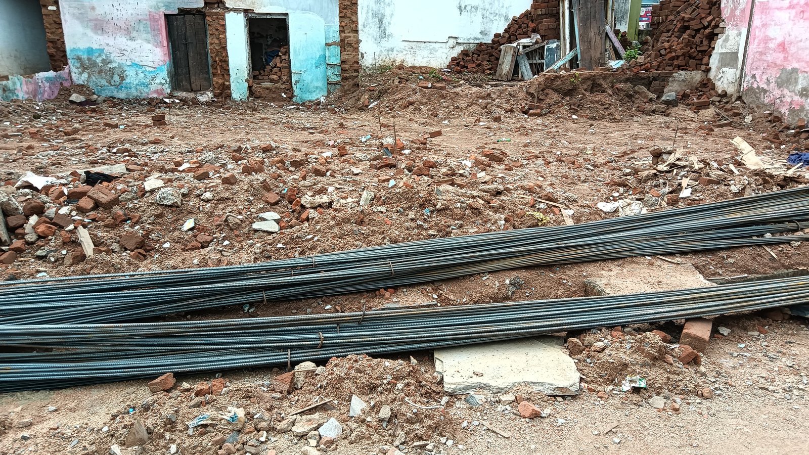 तहसीलदार छुरिया ने लगाई अवैध निर्माण पर रोक