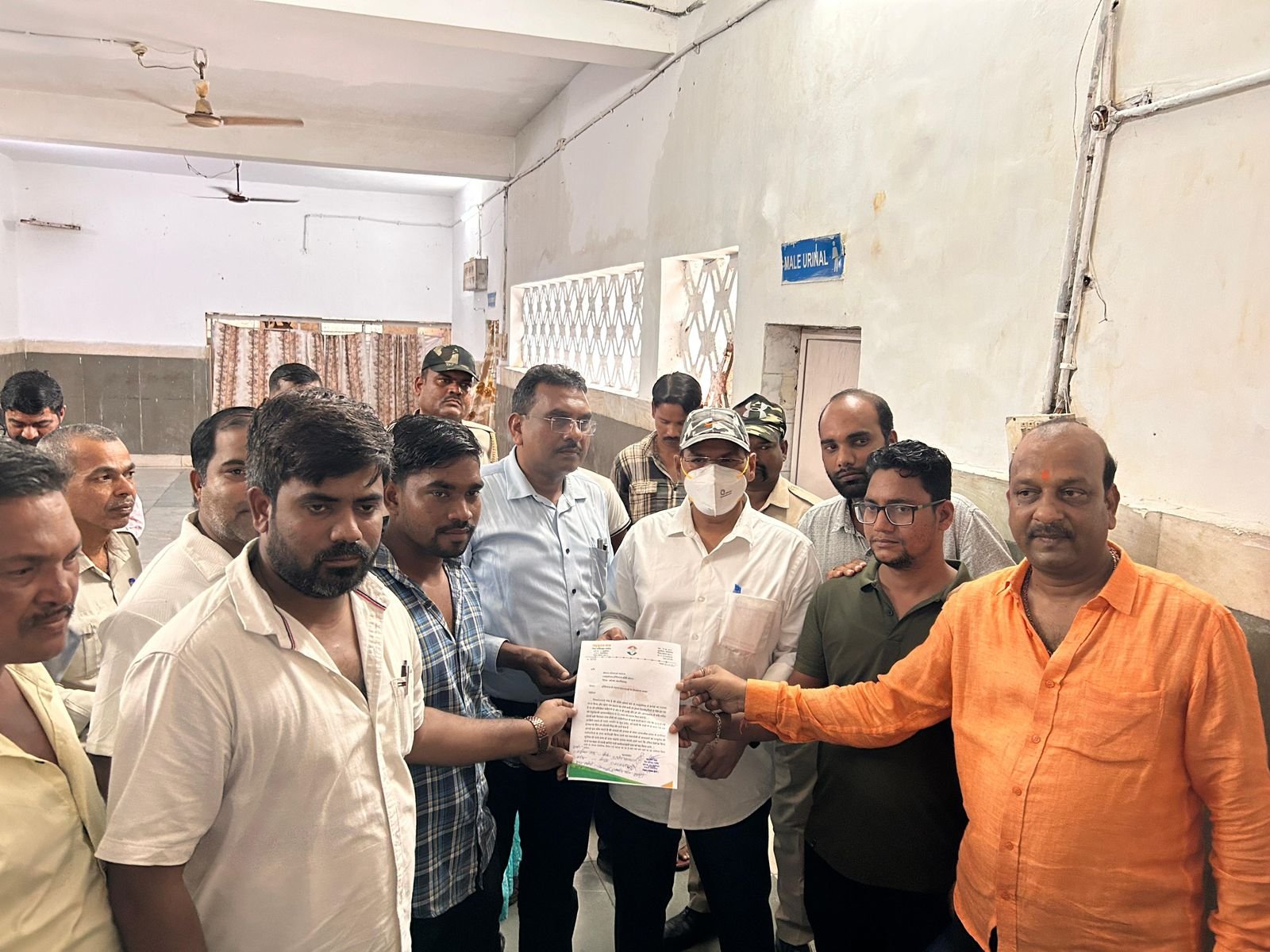 कचरा गाड़ी में शव ले जाने के मामले में बाँकी मोंगरा में विपक्षी पार्षदों ने खोला मोर्चा, प्रबंधन को सौंपा ज्ञापन