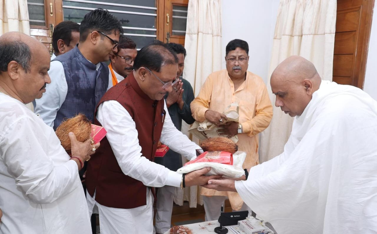 मुख्यमंत्री विष्णु देव साय ने कोसमनारा बाबा धाम में की पूजा, प्रदेशवासियों की खुशहाली की कामना