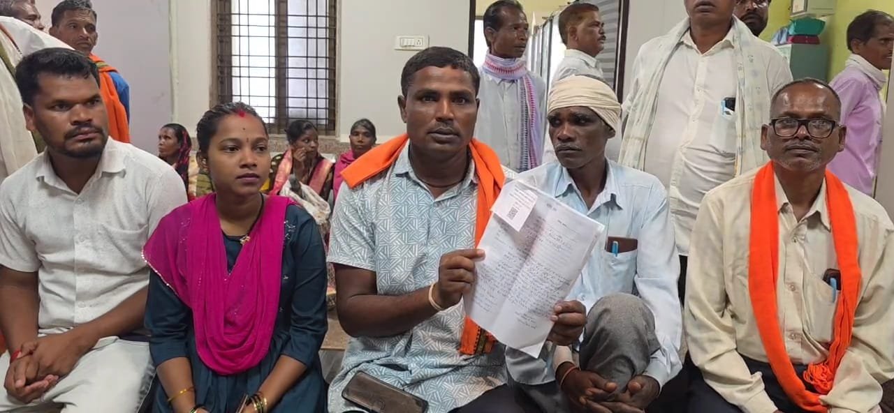 लुभा गांव के माध्यमिक शाला भवन की जर्जर हालत और अधूरी प्रयोगशाला निर्माण पर ग्रामीणों ने जताई चिंता, 532 बच्चो की शिक्षा प्रभावित