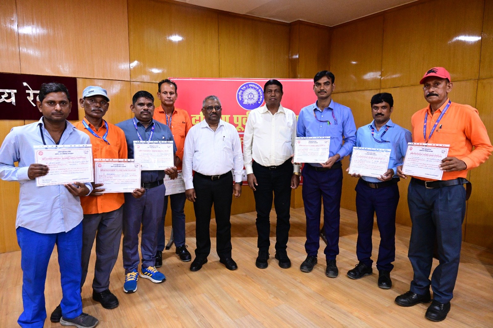 रेल सुरक्षा के रक्षक बने रीयल हीरो , 7 सतर्क कर्मचारियों को महाप्रबंधक तरुण प्रकाश ने किया सम्मानित