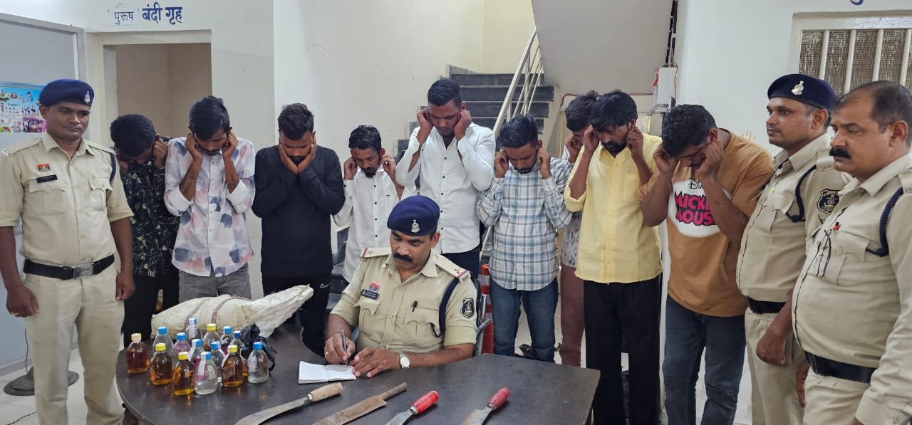 बिलासपुर पुलिस का जरहाभाठा में रातभर की गई छापेमार कार्रवाई, 9 गिरफ्तार, हथियार व शराब जब्त