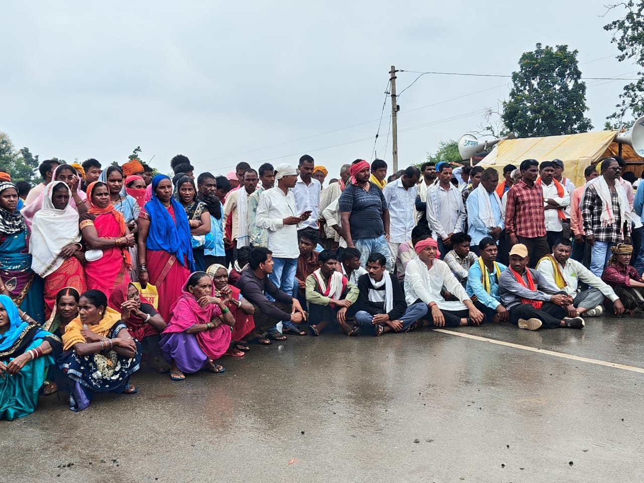 खाद की समस्या को लेकर युवा कांग्रेस ने किया प्रदर्शन, बेरीकोट तोड़कर सौंपा ज्ञापन