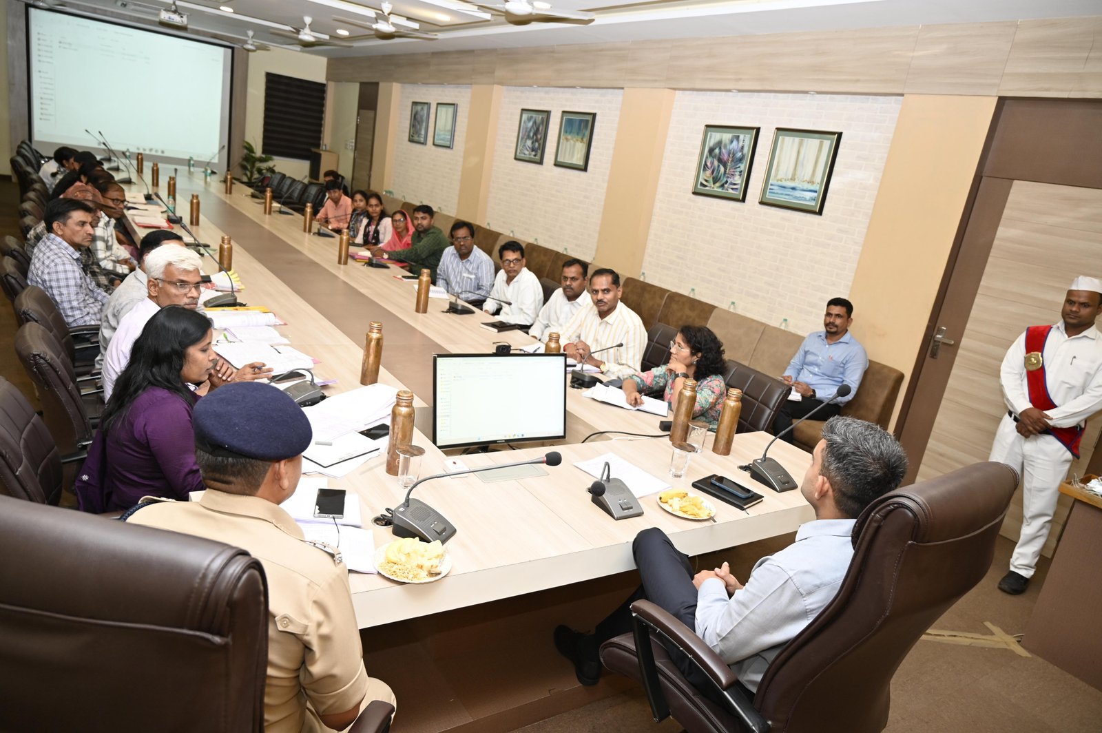 समग्र आईडी का आधार से लिंक अनिवार्य: जुलाई वेतन पर रोक की चेतावनी