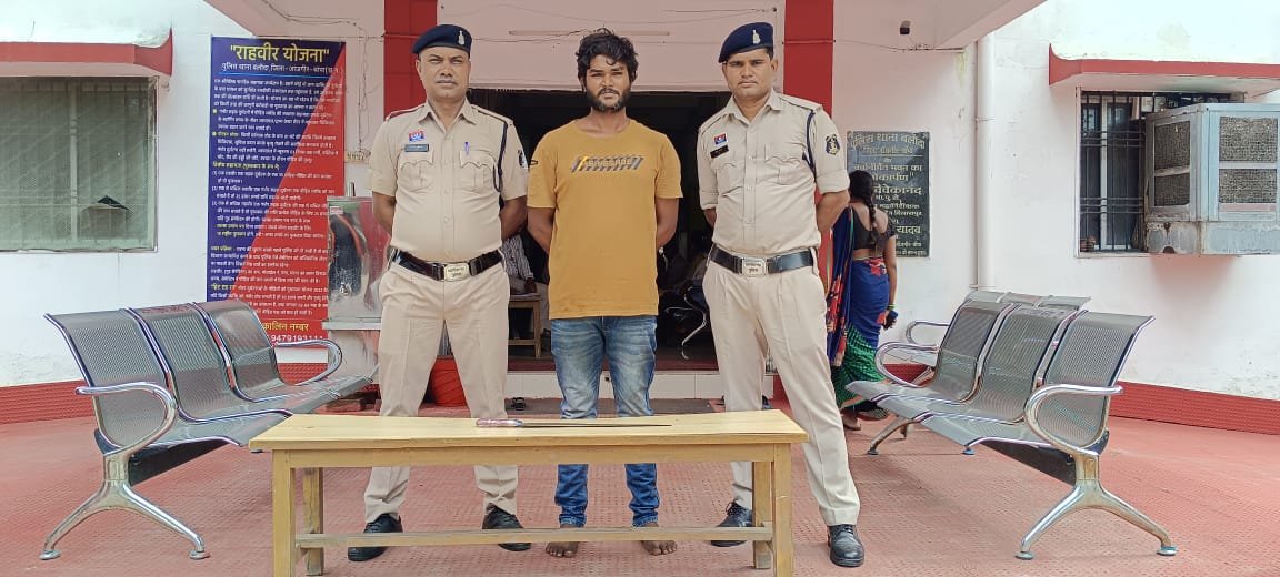 लोहे का धारदार तलवार लेकर लोगो को डराने वाला युवक गिरफ्तार...