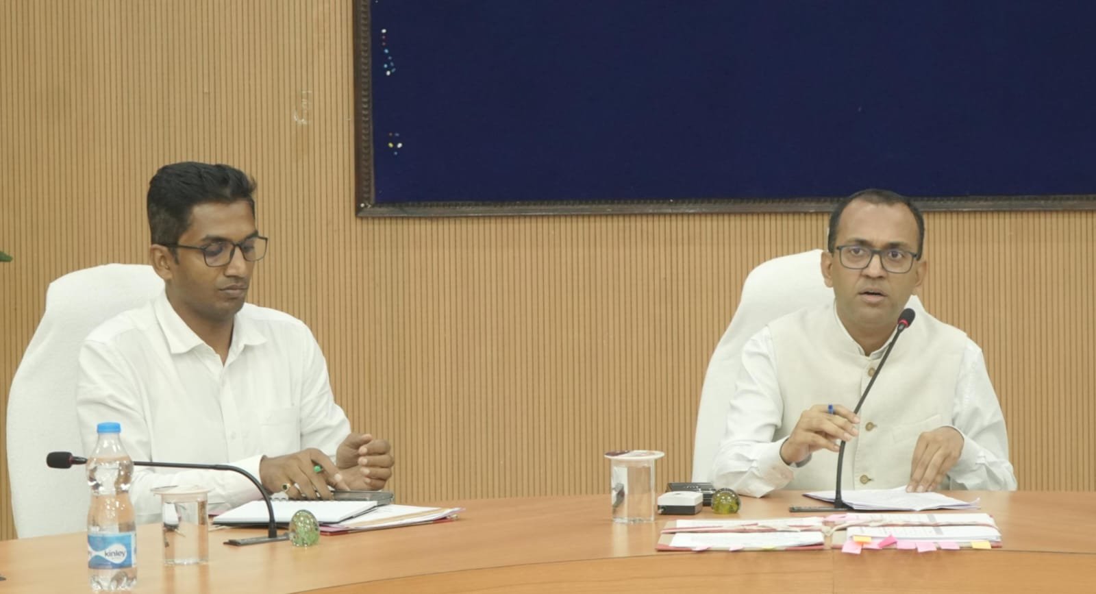 कलेक्टर अजीत वसंत की सख्ती,डीएमएफ कार्य समय पर पूर्ण करें, आयुष्मान कार्ड शिविर लगाने के निर्देश