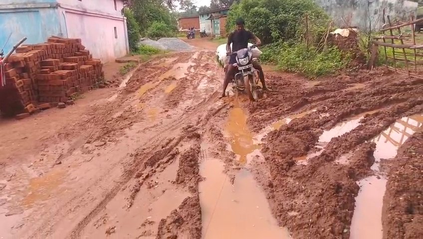 सड़क नहीं, कीचड़ का समंदर: कोरबा के बेन्दरकोना गांव के हालात बद से बदतर