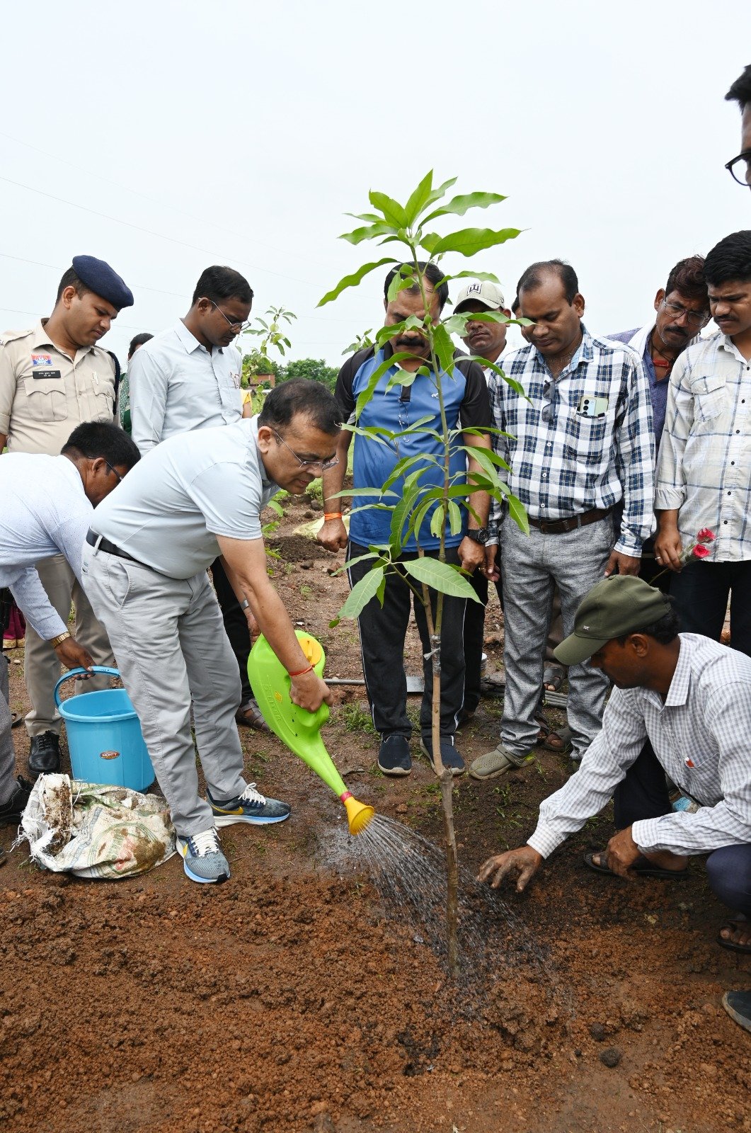 हरेली तिहार पर ग्राम खिसोरा में एक पेड़ माँ के नाम अभियान के तहत हुआ वृक्षारोपण...
