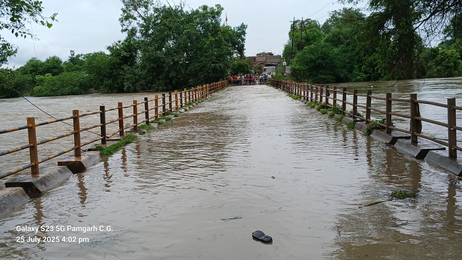 लीलागर नदी उफान पर पुल के ऊपर से बह रही धार, मार्ग पर आवागमन बंद...