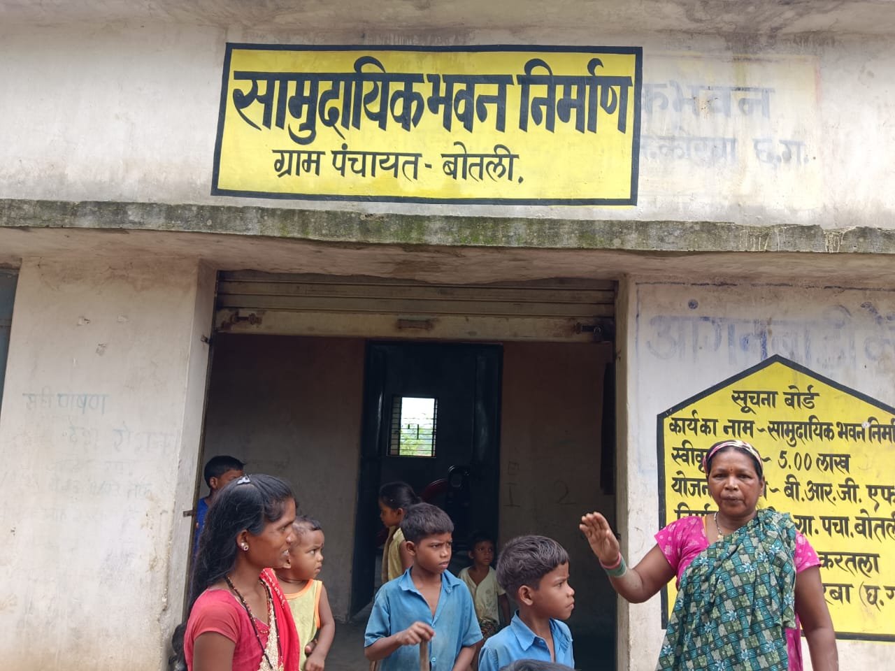 आंगनबाड़ी केंद्र बोतली से कार्यकर्ता एवं सहायिका नदारद, बच्चों की देखरेख पर उठे सवाल