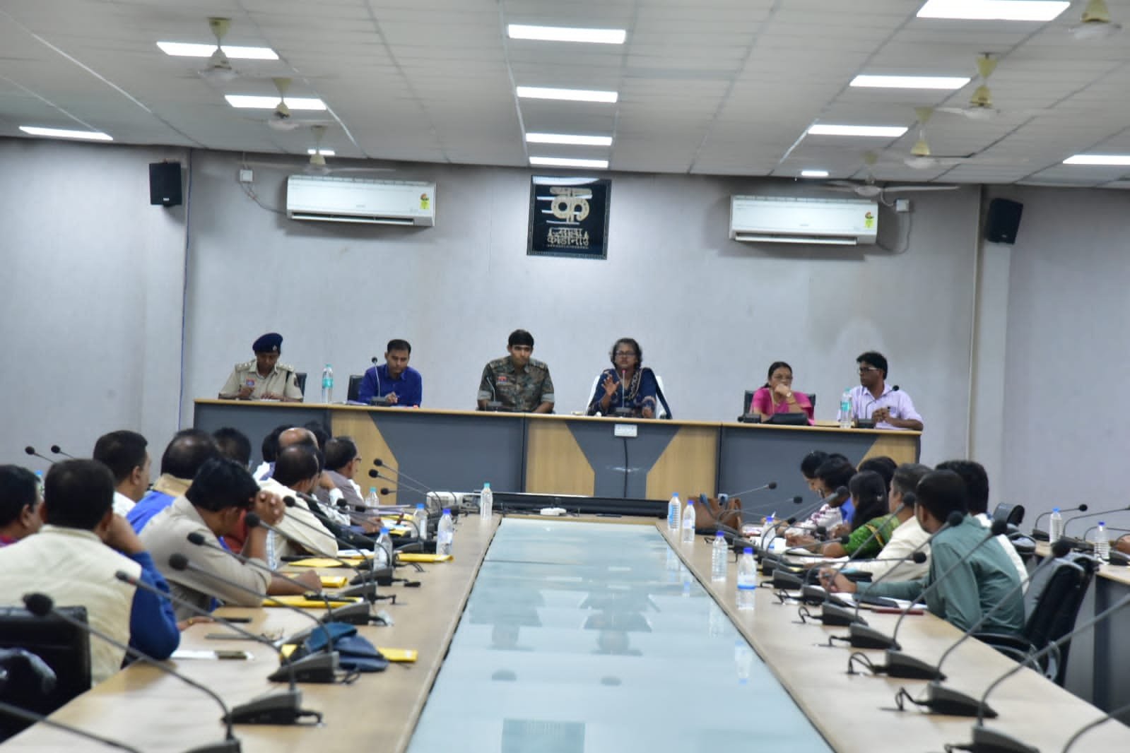 कलेक्टर ने व्यापम परीक्षाओं के पारदर्शी आयोजन हेतु दिए सख्त निर्देश सुरक्षा के कड़े इंतजाम : मेटल डिटेक्टर, जैमर और निगरानी दल तैनात