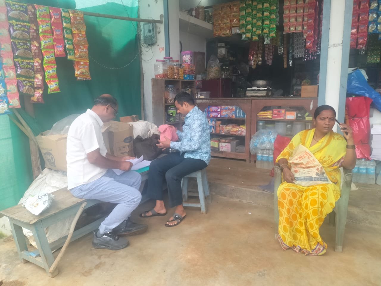 यूरिया खाद की अवैध बिक्री करते पाए जाने पर किराना व्यवसायी पर कार्यवाही