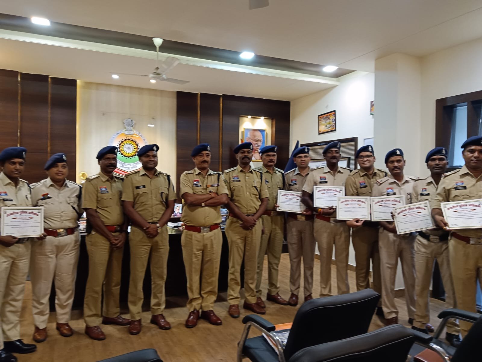 जिले के उत्कृष्ट कार्य करने वाले 15 पुलिस कर्मियों को पुलिस अधीक्षक द्वारा प्रशस्ति पत्र देकर किया गया सम्मानित