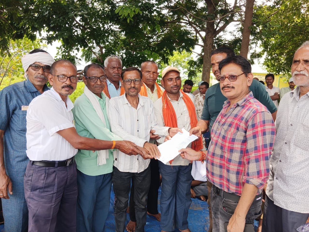 बम्हनी चारभांठा सोसायटी में यूरिया डीएपी खाद की कमी किसानों ने किया धरना प्रदर्शन