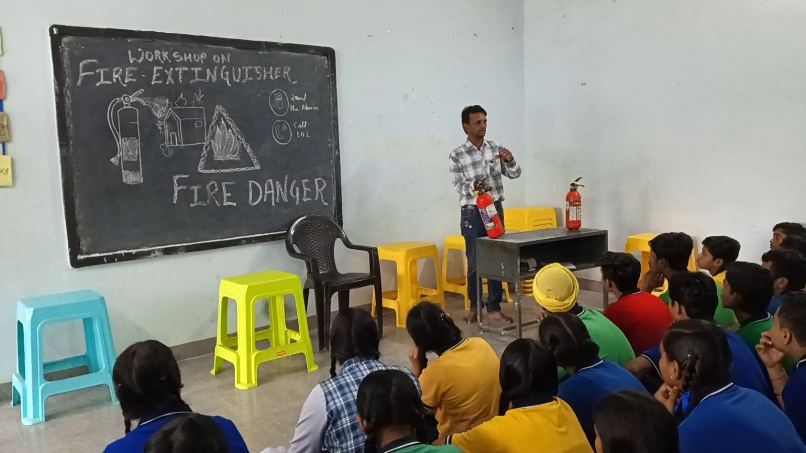 फायर सेफ्टी अलर्ट श्री हरकिशन पब्लिक स्कूल कोरबा में विद्यार्थियों ने सीखे आग से बचाव के गुर