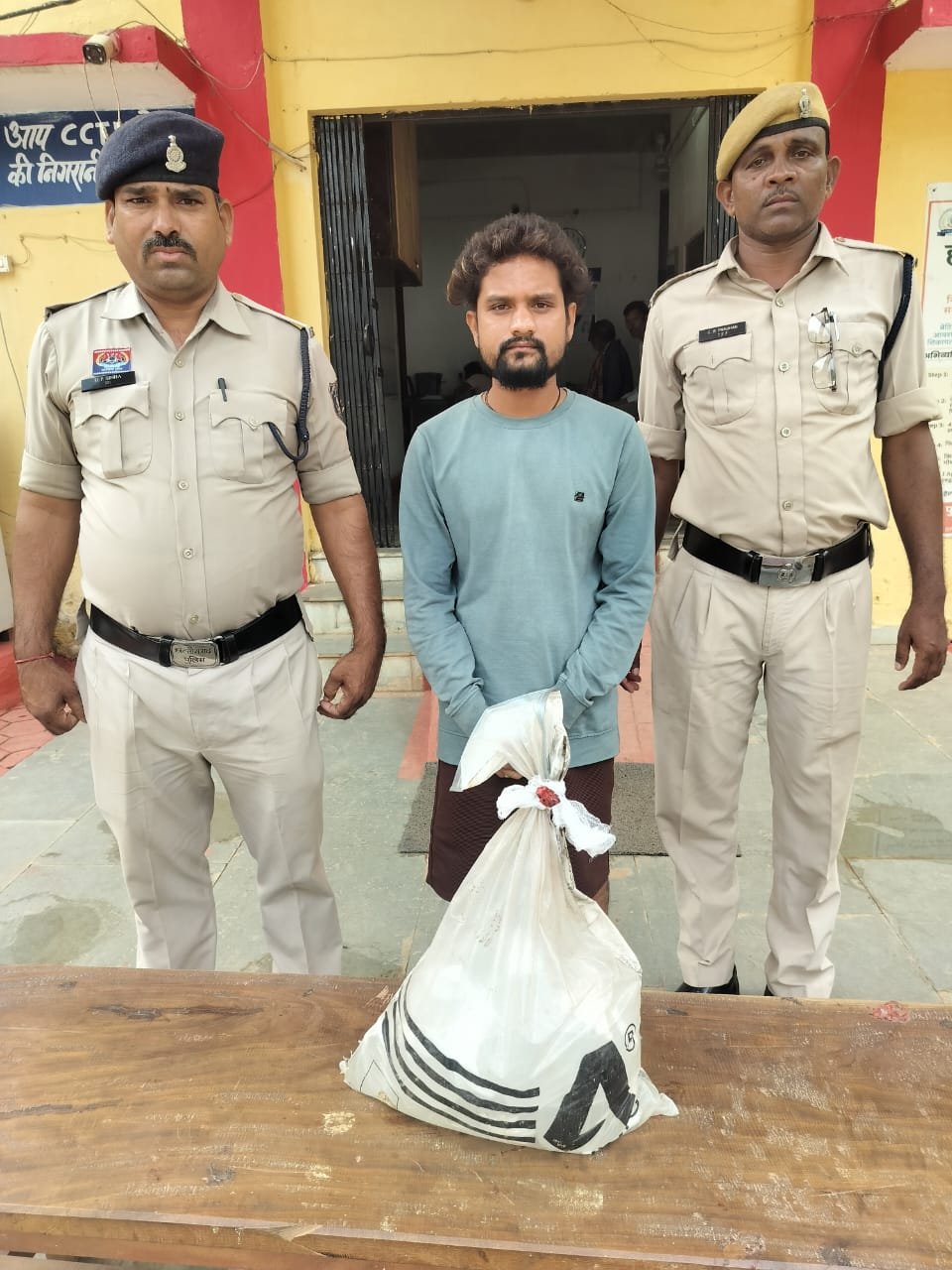 08 लीटर अवैध कच्ची महुआ शराब के साथ आरोपी गिरफ्तार...