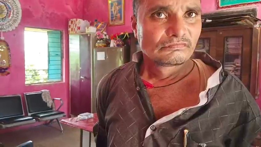 शराब के नशे में शिक्षक का वीडियो वायरल, ग्रामीणों और पत्रकारों से किया दुर्व्यवहार