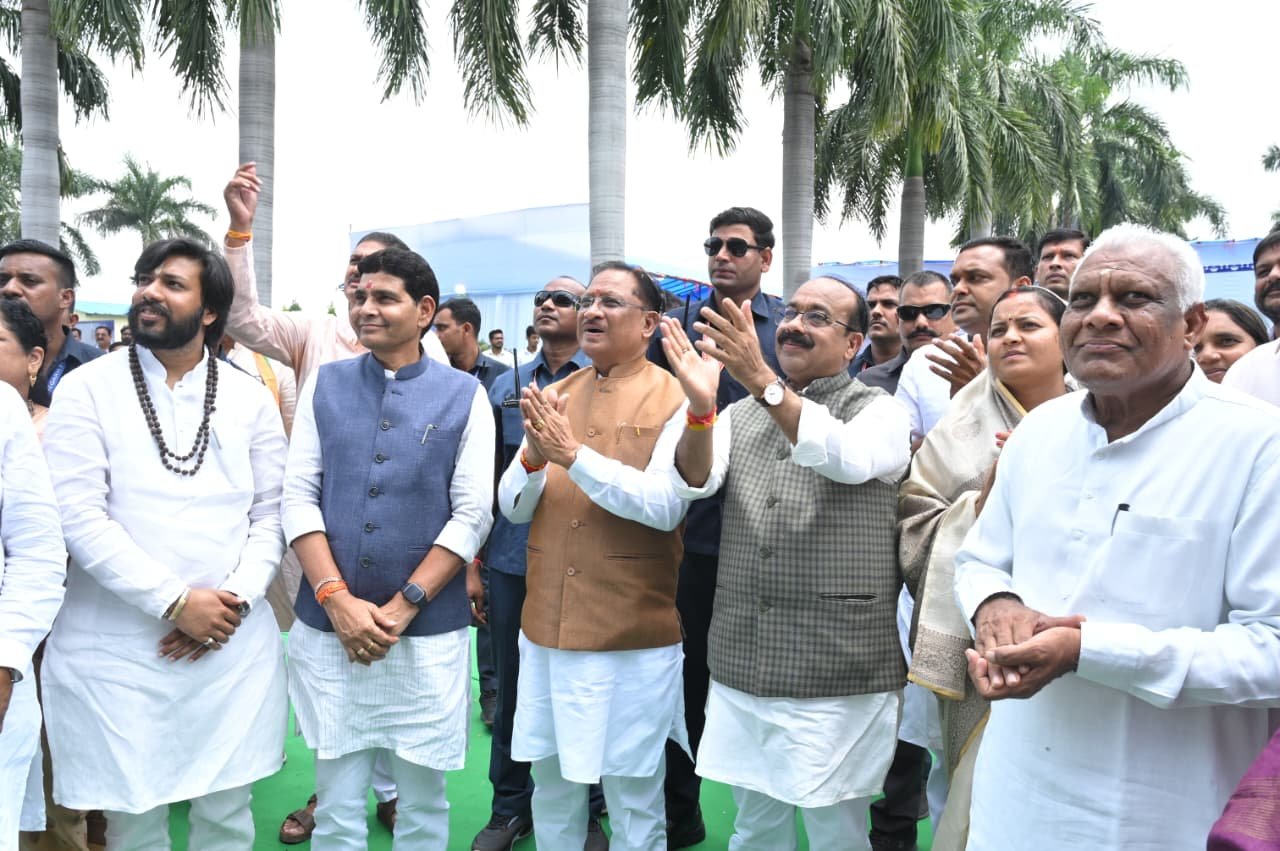 हर घर तिरंगा, हर घर स्वच्छता: समूह की दीदियों ने मुख्यमंत्री को बांधी तिरंगा राखी