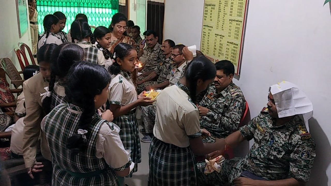 स्कूली बच्चियों ने कोतवाली पहुंचकर पुलिस को बांधी राखी, मांगी सुरक्षा का आशीर्वाद! रक्षाबंधन की पूर्व संध्या पर भावनात्मक और प्रेरणादायक आयोजन