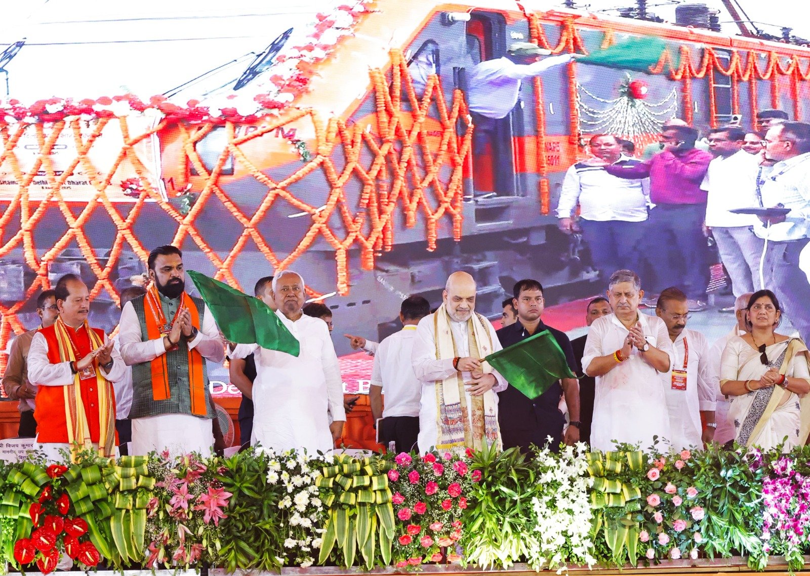 सीतामढ़ी से दिल्ली तक दौड़ी उम्मीदों की अमृत गाड़ी, शाह-नीतीश ने दिखाई हरी झंडी