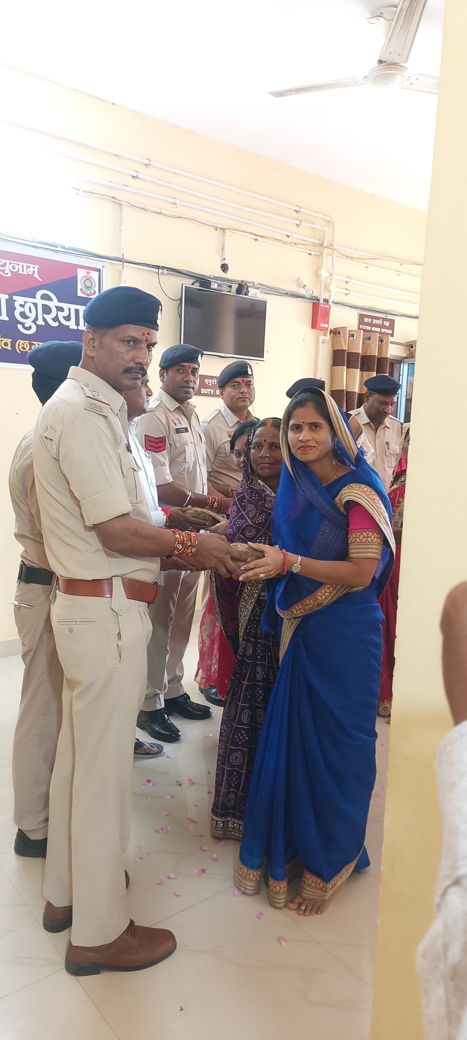 जिला पंचायत अध्यक्ष किरण रविन्द्र वैष्णव ने पुलिस जवानों की कलाई पर बांधी राखी