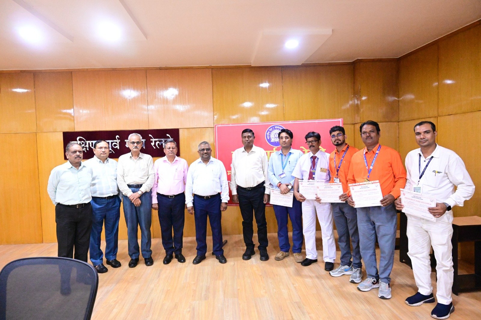 रेल संरक्षा के पांच सजग प्रहरियों को महाप्रबंधक ने किया सम्मानित