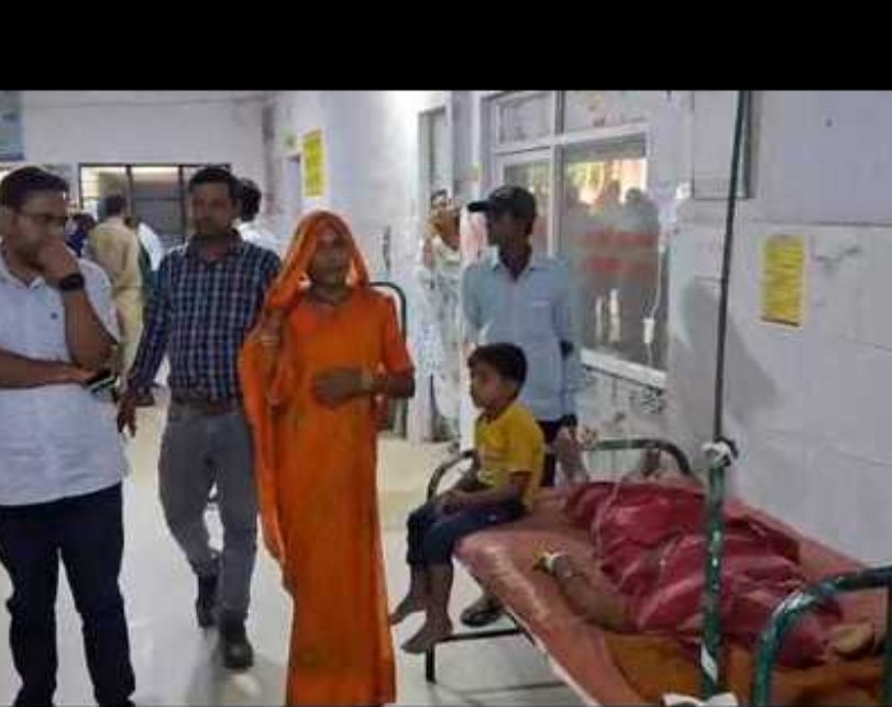 उत्तर प्रदेश महराजगंज के टेढ़ी घाट गंगापुर में एक बड़ा हादसा हुआ, जब जर्जर मकान अचानक गिर गया गई लोग घायल