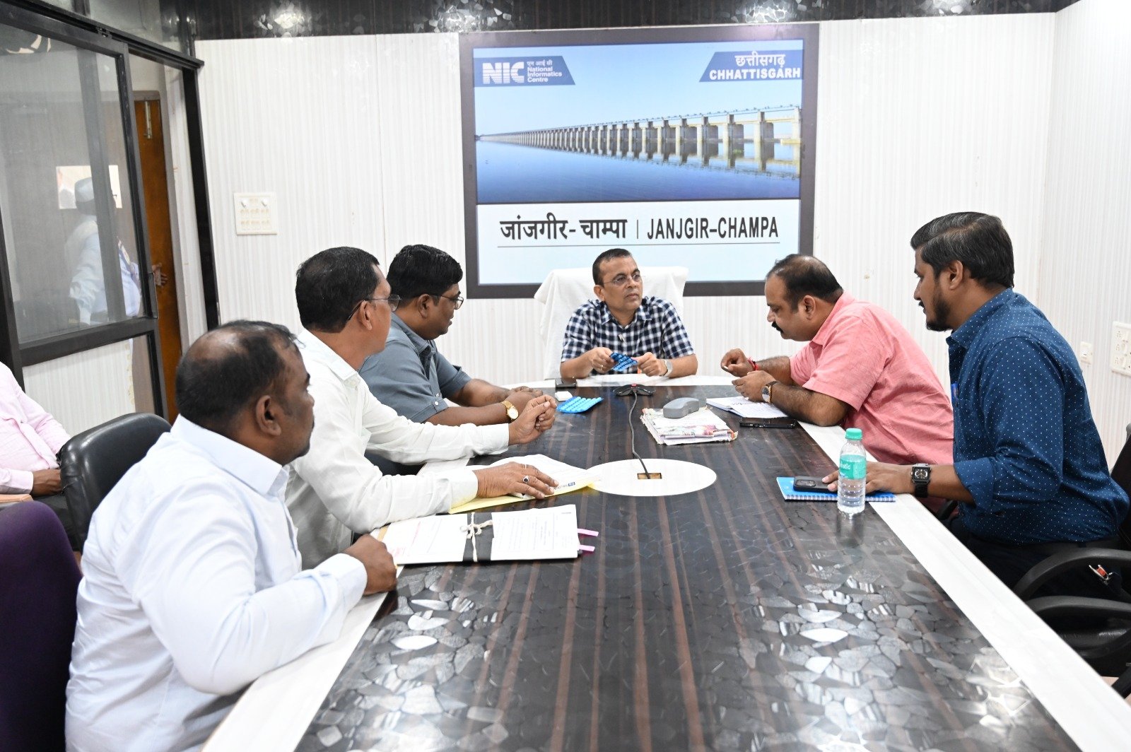 कलेक्टर ने वीडियो कॉफ्रेन्सिग के माध्यम से चिकित्सा अधिकारियों की ली बैठक...