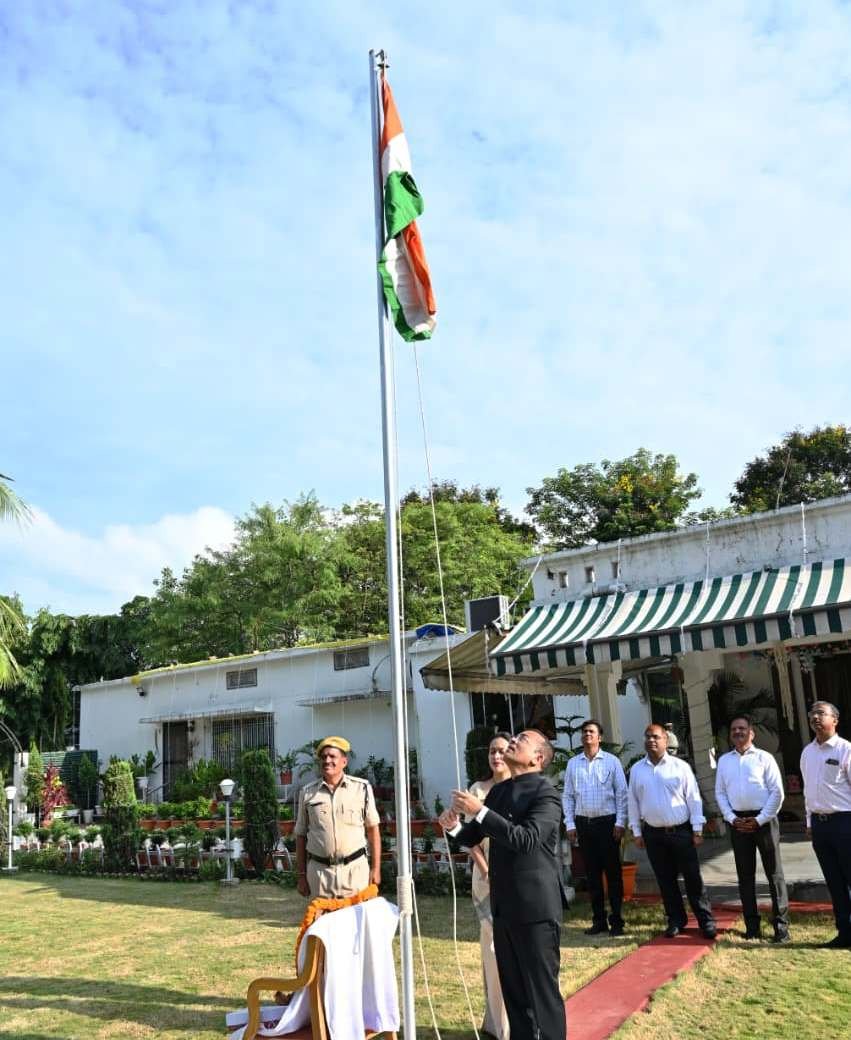 कलेक्टर जन्मेजय महोबे ने कलेक्टोरेट कार्यालय में किया ध्वजारोहण