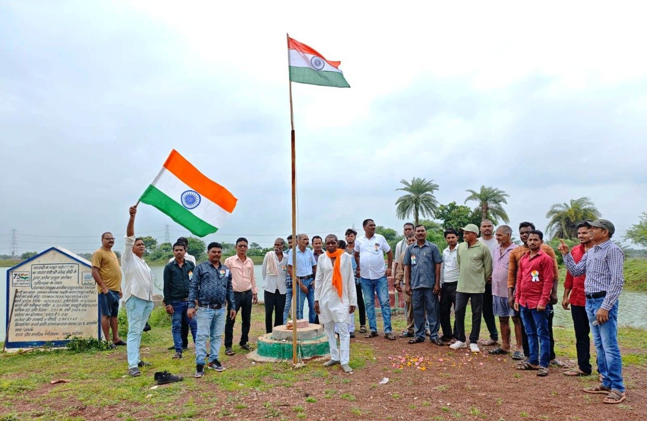 अमृत सरोवर तटों पर स्वतंत्रता दिवस पर हुआ ध्वजारोहण